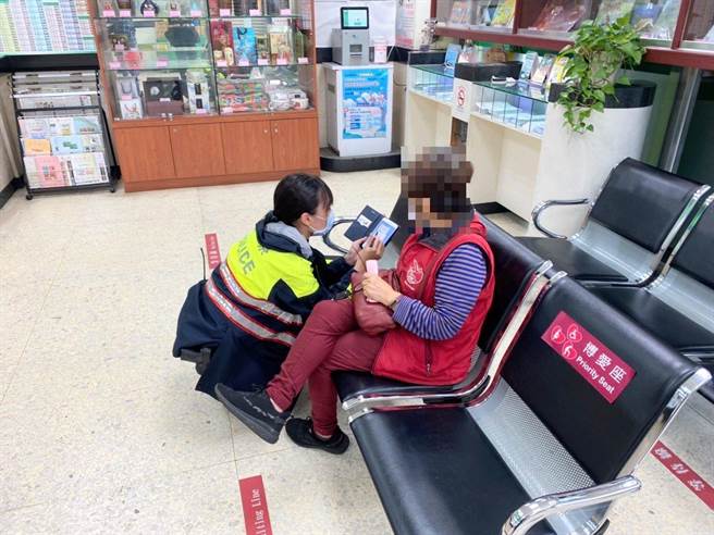 桃園婦人差點掉入愛情詐騙陷阱。（平鎮分局提供／蔡明亘桃園傳真）