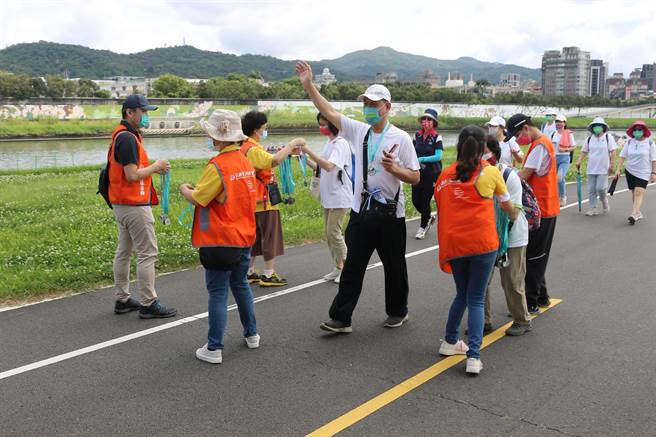 弘道老人福利基金会依据中央疫情指挥中心与台北市政府防疫规范下，今天仍如期举办健走活动。（弘道老人福利基金会提供／林良齐台北传真）