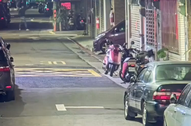 北市又传枪响！民宅遭轰7枪全弹孔 如芳明馆枪击翻版。(图/戴志扬翻摄)