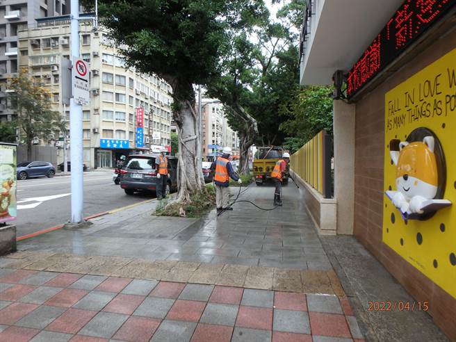 市新工处协助长安国小清洗人行道青苔。（台北市政府提供／陈敬哲台北传真）