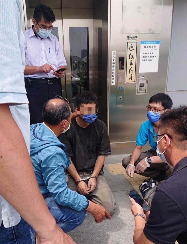警方于鼓山车站逮到何男。（翻摄照片／高雄洪靖宜传真）