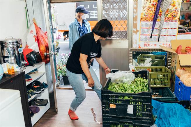 阿絹每天清晨6點便到市場擺攤賣菜，下午兩點回家整理批來的菜，等孩子回家後再打點晚餐、處理家務、照顧先生。（救助協會提供／林良齊台北傳真）