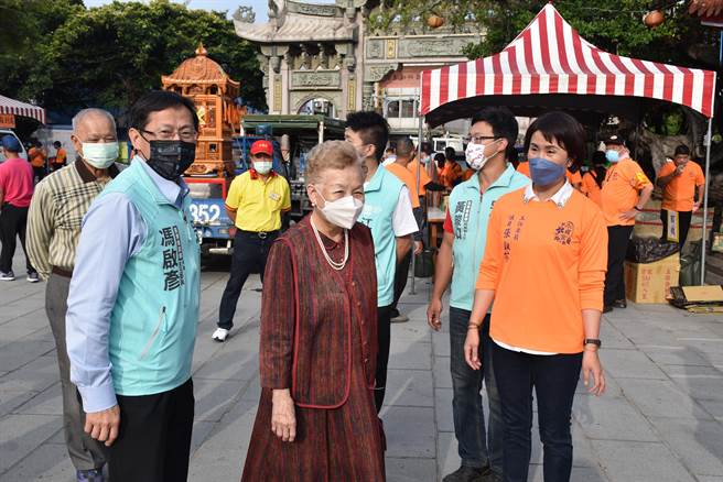 头份市永贞宫4月8妈祖遶境7日下式展开，柯文哲双亲到场参与，永贞宫主委张淑芬（右）亲迎接待。（谢明俊摄）