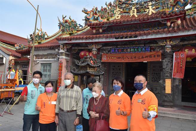 柯文哲双亲7日现身头份市永贞宫妈祖遶境会场，是首次到永贞宫。（谢明俊摄）