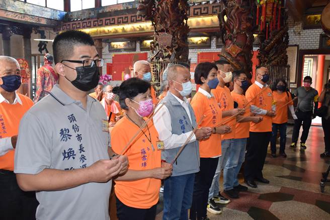 苗栗县长徐耀昌与头份市长罗雪珠、永贞宫主委张淑芬等一同上香敬拜妈祖。（谢明俊摄）