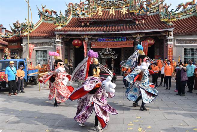 头份市永贞宫4月8妈祖巡庄境7日展开，电音三太子出发前表演热舞。（谢明俊摄）