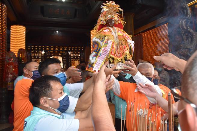 眾人共同奉迎妈祖移驾上轿，展开巡庄遶境。（谢明俊摄）