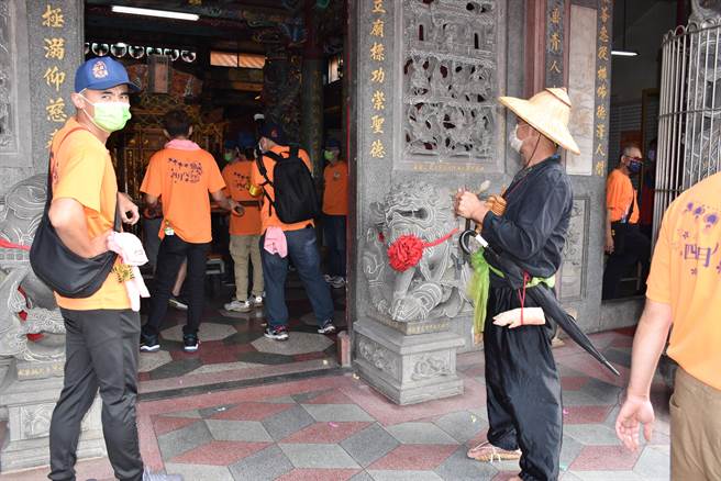 报马仔敲锣宣告妈祖座驾出巡。（谢明俊摄）