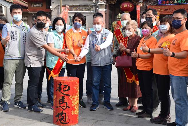 苗栗县长徐耀昌与眾人共同点燃起马炮，宣告妈祖遶境开始。（谢明俊摄）