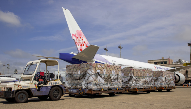 我國今年自購第8批莫德納疫苗125.33萬劑於7日下午運送抵台，這也是本週第3批到貨的莫德納疫苗，疫苗在工作人員卸下機艙，由海關機邊驗放後，直接運送至指定冷儲物流中心進行後續檢驗封緘作業。（陳麒全攝）