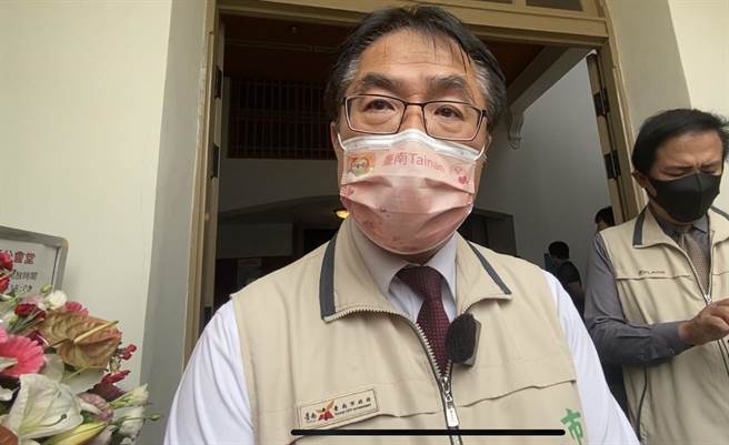 台南今天一口气增加1352例，市长黄伟哲说，疫情高峰还没到，希望疫情软着陆，经济不要受损太重。(曹婷婷摄)