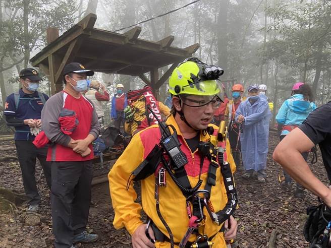 警消搜寻3天后，7日上午先发沈妇白色帽子，后又在距离凉亭约150公尺深谷发现失踪者。（南投县消防局提供／卢金足南投报导）
