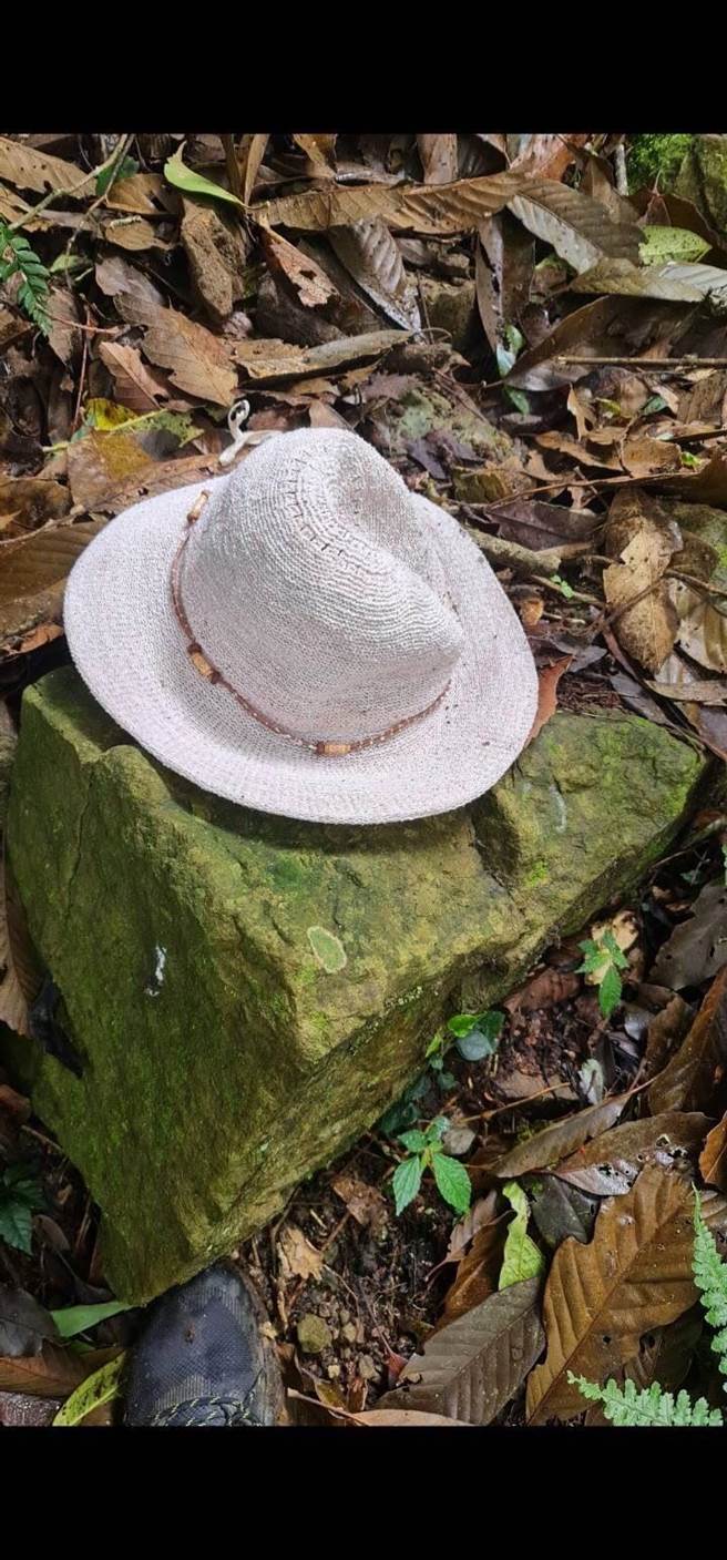 搜救人员上午10时2分在溪头第2凉亭旁距离100公尺原始林区内，发现失踪者掉落的白色帽子。（南投县消防局提供／卢金足南投报导）