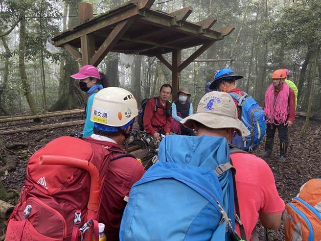警消搜寻3天后，7日上午先发沈妇白色帽子，后又在距离凉亭约150公尺深谷发现失踪者。（南投县消防局提供／卢金足南投报导）
