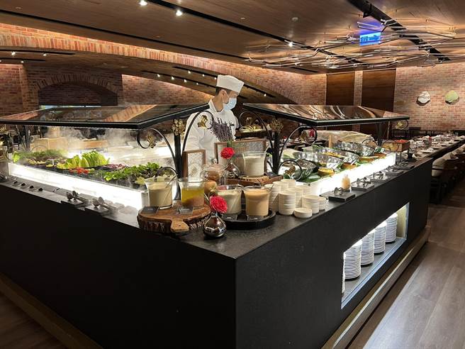 今年的母亲节大餐因为疫情失控，民眾直接不愿出门用餐，餐厅业绩平均少3到4成。（台南晶英酒店提供／程炳璋台南传真）