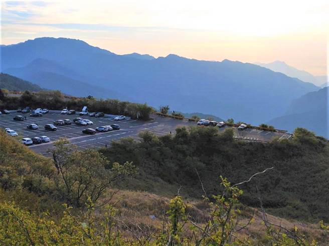 合歡山附近停車場一早就湧入車流。（記者爆料網提供／盧金足南投傳真）