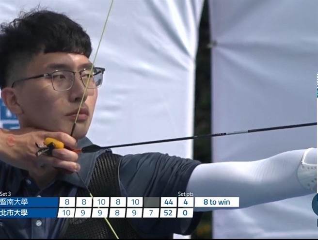 选手克服逆光及风势等不利因素，以6比0的比分完胜台北市立大学，勇摘暨大校史第一面全大运射箭金牌。（国立暨南国际大学提供／卢金足南投传真）