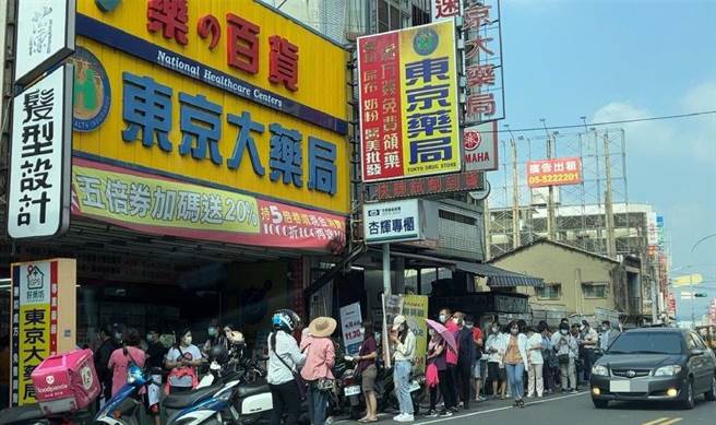 为了购买快筛试剂，药局每天都排满买快筛剂的人龙。（周丽兰摄）