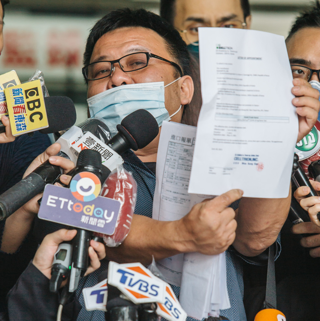 高登环球董事长刘纬泽6日召开记者会说明，现场拿出秀出南韩商赛特瑞恩（CELLTRION）快筛试剂原厂授权书及卫福部紧急授权（EUA）文件。(郭吉铨摄)