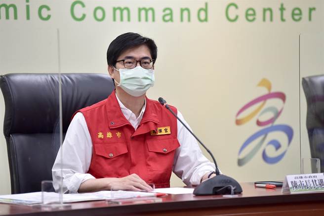 高雄市7日确诊数飙升至2163例，其中「密切接触者」案例暴增最多、增加至1821例，被传染场域以餐饮娱乐、职场校园为主。（高市府提供／袁庭尧高雄传真）