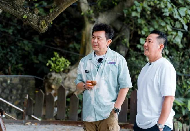 屈中恆（右）帶老婆、小孩到庹宗康領軍的「老屋」來慶祝母親節。（TVBS提供）