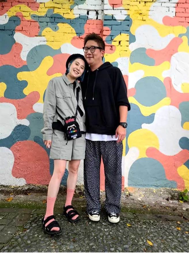 黃小柔（左）跟老公王睿帶小孩到老屋用餐。（TVBS提供）