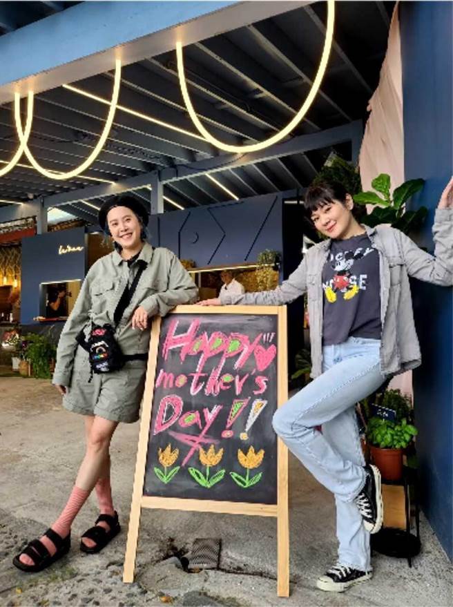 黃小柔（左）跟Vicky對老屋讚不絕口。（TVBS提供）