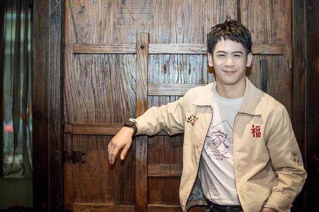 李淳在《一家之主》中饰演投资顾问，跟影后鲍起静有对手戏。（LiTV、台北双喜电影提供）