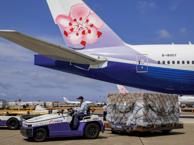 我國今年自購第8批莫德納疫苗125.33萬劑於7日下午運送抵台，這也是本週第3批到貨的莫德納疫苗，疫苗在工作人員卸下機艙，由海關機邊驗放後，直接運送至指定冷儲物流中心進行後續檢驗封緘作業。（陳麒全攝）