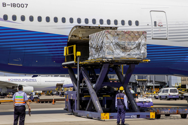 我國今年自購第8批莫德納疫苗125.33萬劑於7日下午運送抵台，這也是本週第3批到貨的莫德納疫苗，疫苗在工作人員卸下機艙，由海關機邊驗放後，直接運送至指定冷儲物流中心進行後續檢驗封緘作業。（陳麒全攝）