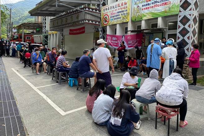 尖石衛生所7日販售實名制快篩試劑，出現大排長龍買快篩劑的人潮。（新竹縣政府提供／羅浚濱新竹傳真）