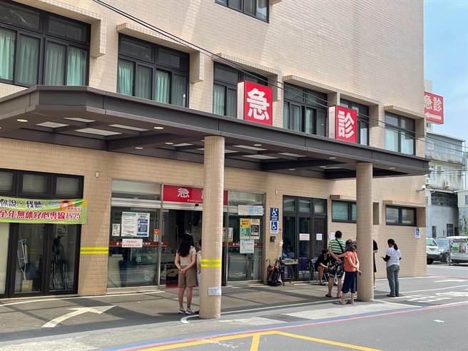 南投县确诊人数创新高，草屯佑民医院、竹山秀传医院，民眾一早前往急诊处等候筛检。（南投县政府提供／卢金足南投传真）