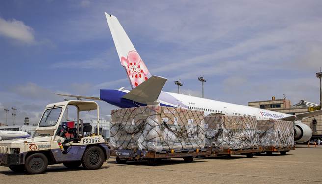 我國今年自購第8批莫德納疫苗125.33萬劑於7日下午運送抵台，這也是本週第3批到貨的莫德納疫苗，疫苗在工作人員卸下機艙，由海關機邊驗放後，直接運送至指定冷儲物流中心進行後續檢驗封緘作業。（陳麒全攝）