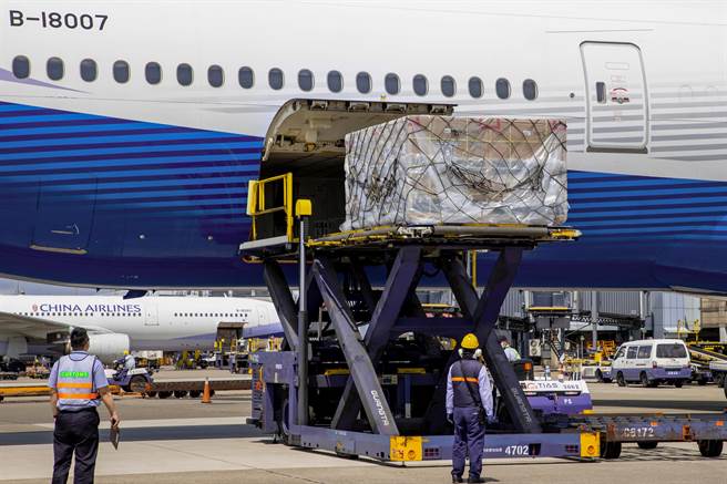 我國今年自購第8批莫德納疫苗125.33萬劑於7日下午運送抵台，這也是本週第3批到貨的莫德納疫苗，疫苗在工作人員卸下機艙，由海關機邊驗放後，直接運送至指定冷儲物流中心進行後續檢驗封緘作業。（陳麒全攝）