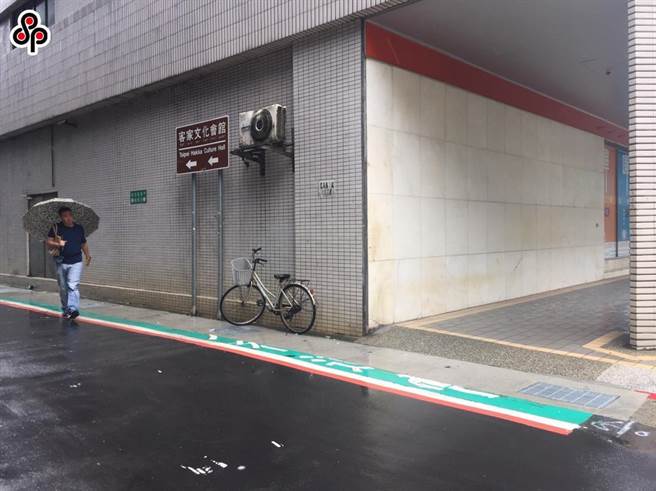 台北市政府推動標線型人行道，市議員林穎孟強調，未加裝實體阻隔仍有車輛違法停車，市議員阮昭雄則說，標線型人行道上障礙物需改善。（資料照片）