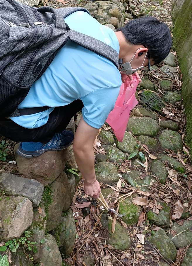 新北哈客青年智庫團成員撿拾垃圾淨山。（新北市客家局提供）