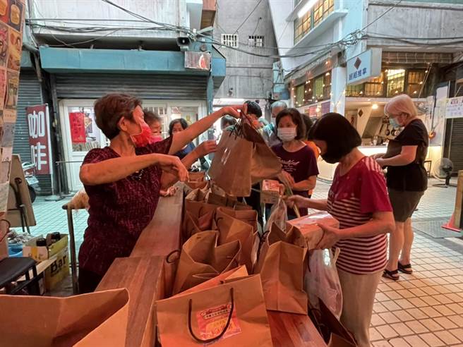 欢庆苓雅市场60周年庆。（柯宗纬翻摄）