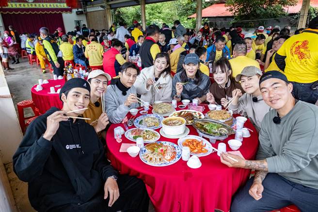 《全明星观察中2》参加鹿埔村遶境办桌事前准备。（好看娱乐提供）