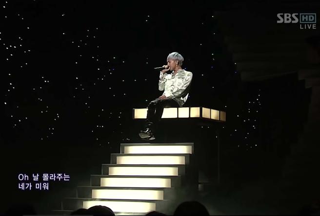 十年前GD于SBS音乐节目上演出《That XX》。（摘自BIGBANG 官方YT频道）