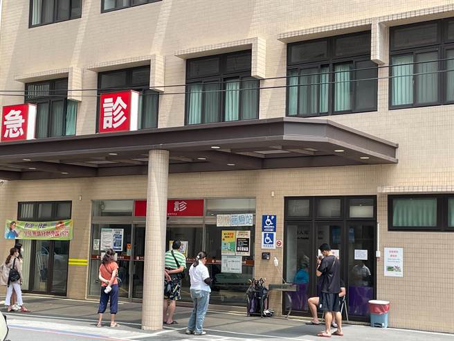 疫情紧绷，民眾到医院检测PCR人数增加，南投县卫生局表示，快筛试剂市场一剂难求，将视状况调度提供县内机构、单位、医疗院所、居家隔离、居家照护紧急需求。（南投县政府提供／卢金足南投传真）