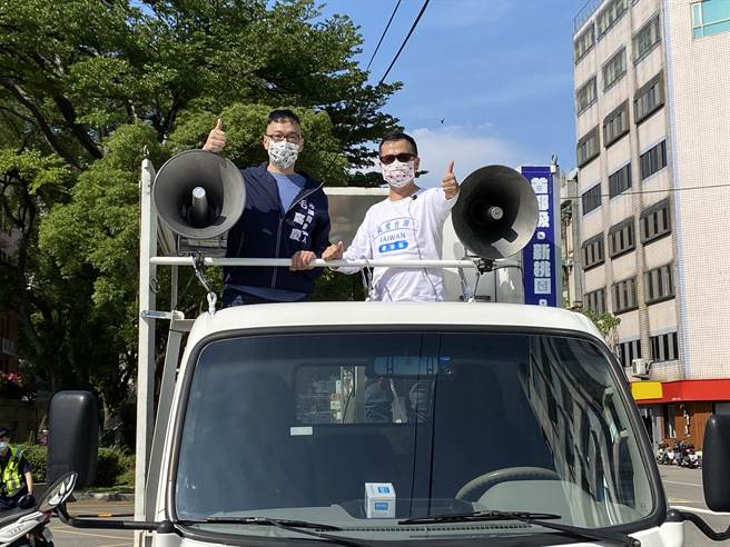 羅智強（右）表示，他將採取新型態的選戰，透過自媒體擴散發聲。（蔡明亘攝）