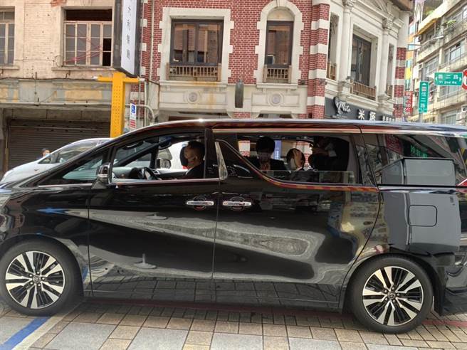 ▲	青年局參訪團採外交泡泡模式，僅在車上拍照，並揮手致意。（基隆市政府提供／張志康基隆傳真）