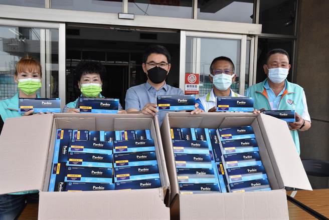 西螺鎮長鄭玲惠（左二）今（7日）接受立委劉建國（中）協助調度的1000劑快篩劑。（周麗蘭攝）