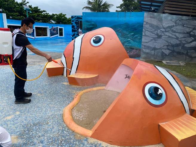 疫情严峻，环保局清消人员持续到全县各区消毒，图为市区太平洋公园。（环保局提供／王志伟摄）