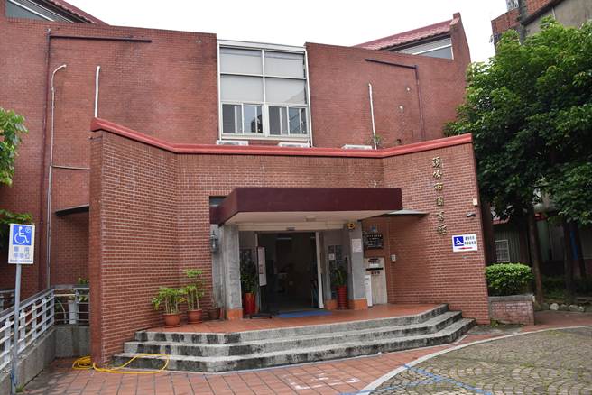 头份市立图书馆现因空间不足，市民要求盖新市图呼声甚大。（谢明俊摄）