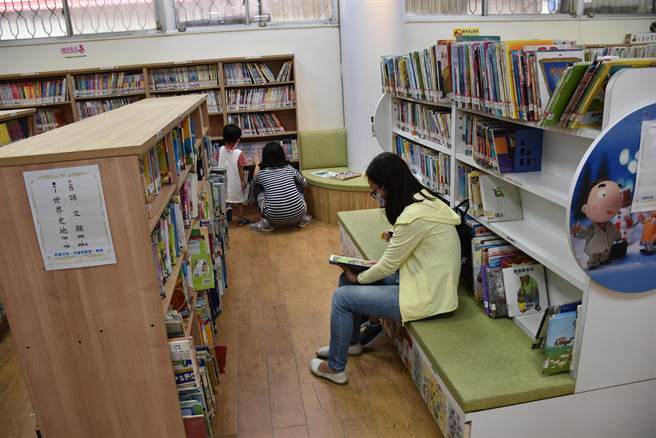 头份市立图书馆因空间不足，陈列书架间相当拥挤，严重压缩民眾阅读空间。（谢明俊摄）