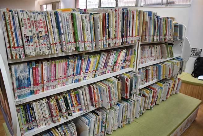 头份市立图书馆因空间不足，陈列书架上书满为患。（谢明俊摄）