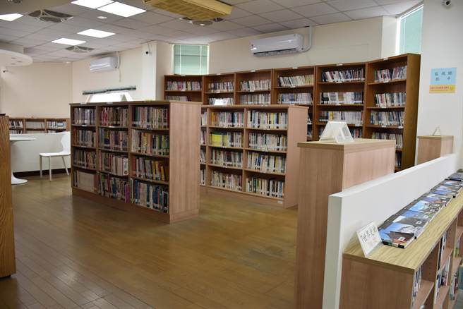 头份市图书馆因当年载重设计不足，2楼能供摆设书架的空间有限。（谢明俊摄）