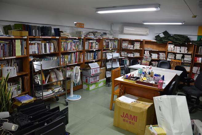 头份市立图书馆因空间不足，连办公室都塞满书。（谢明俊摄）
