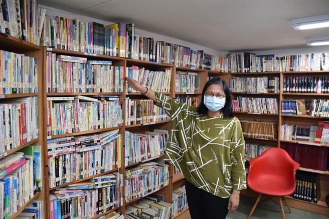 头份市立图书馆因空间不足，连办公室都塞满书。（谢明俊摄）